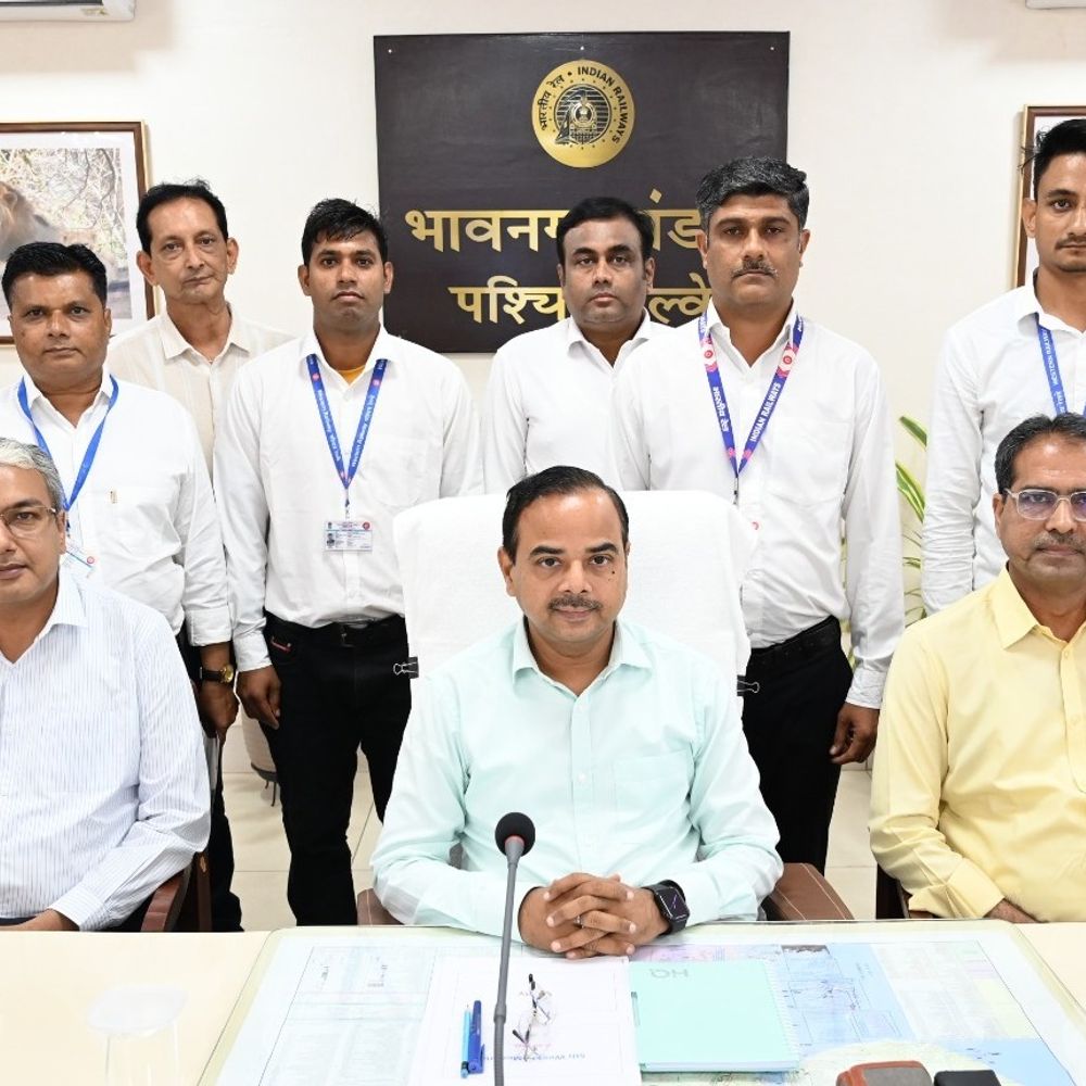 ભાવનગર રેલવેના 5 કર્મચારીઓ DRM એવોર્ડથી સન્માનિત:ગુડ્સ ડીલિંગ, વેગન ટર્ન અરાઉન્ડ અને ગ્રાહક સમન્વયમાં ઉત્કૃષ્ટ યોગદાન બદલ સન્માન