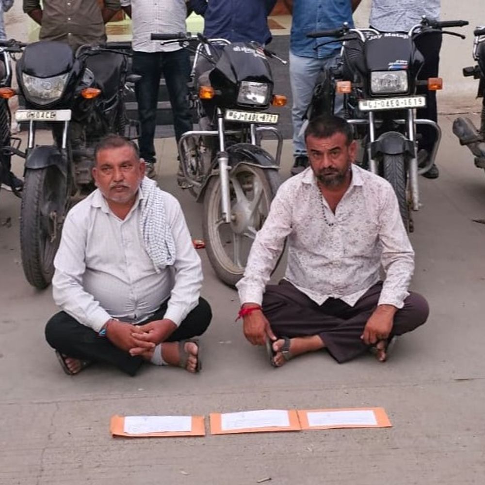 પચ્છેગામમાં જુગાર રમતા બે ઝડપાયા, સાત ફરાર:દરોડા દરમિયાન વડોદ, દડવા, પચ્છેગામ, કંથારીયાના શખસો ભાગવામાં સફળ રહ્યાં