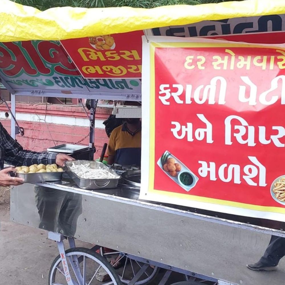 શ્રાવણ માસમાં ફરાળનાં નામે ભેળસેળ !:રાજકોટમાં પેટીસ બનાવવામાં મકાઈનાં લોટનો ઉપયોગ કર્યાનો પર્દાફાશ, 3 પેઢીને નોટિસ, 52 કિલો અખાદ્ય જથ્થાનો નાશ