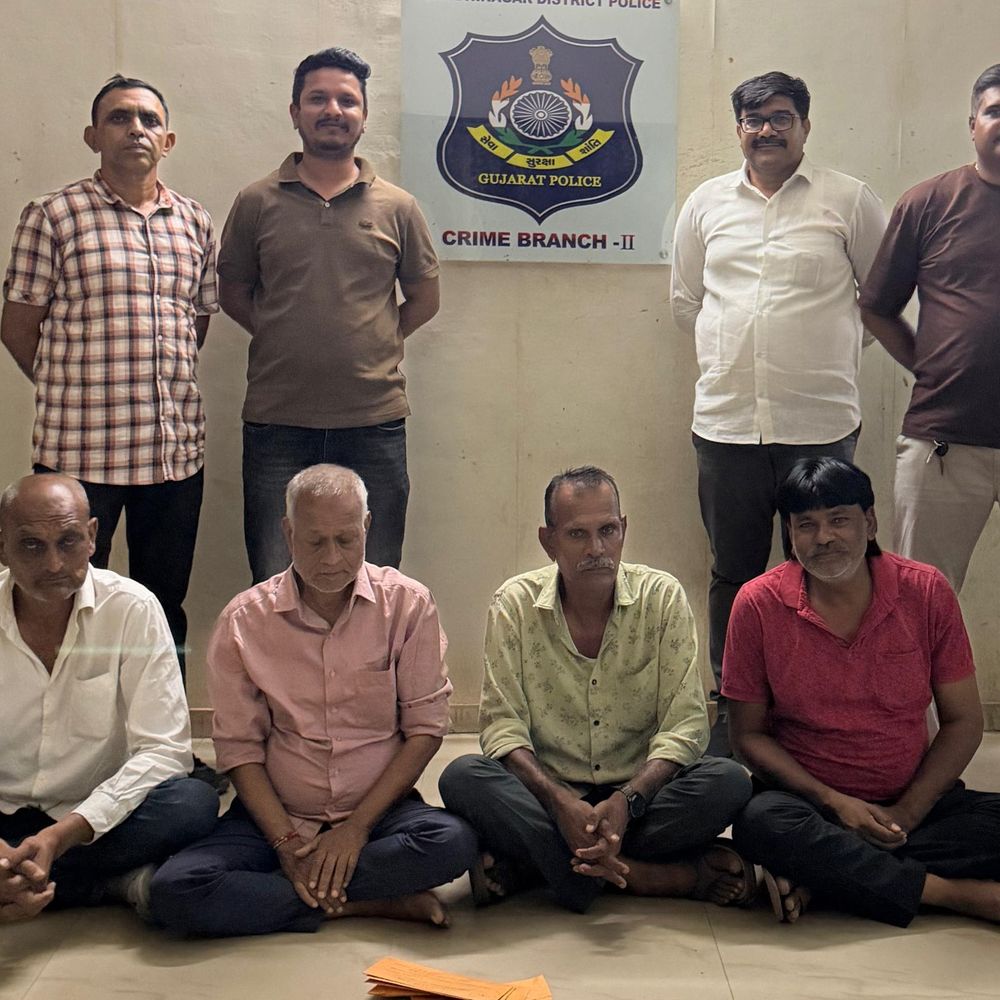ગાંધીનગરમાં એક જ દિવસે 2 જુગારઅડ્ડા ઝડપાયા:પોર ગામની સીમ અને ગ-2 સર્કલ નજીકથી 8 જુગારીઓની ધરપકડ, 45 હજારથી વધુની રોકડ જપ્ત