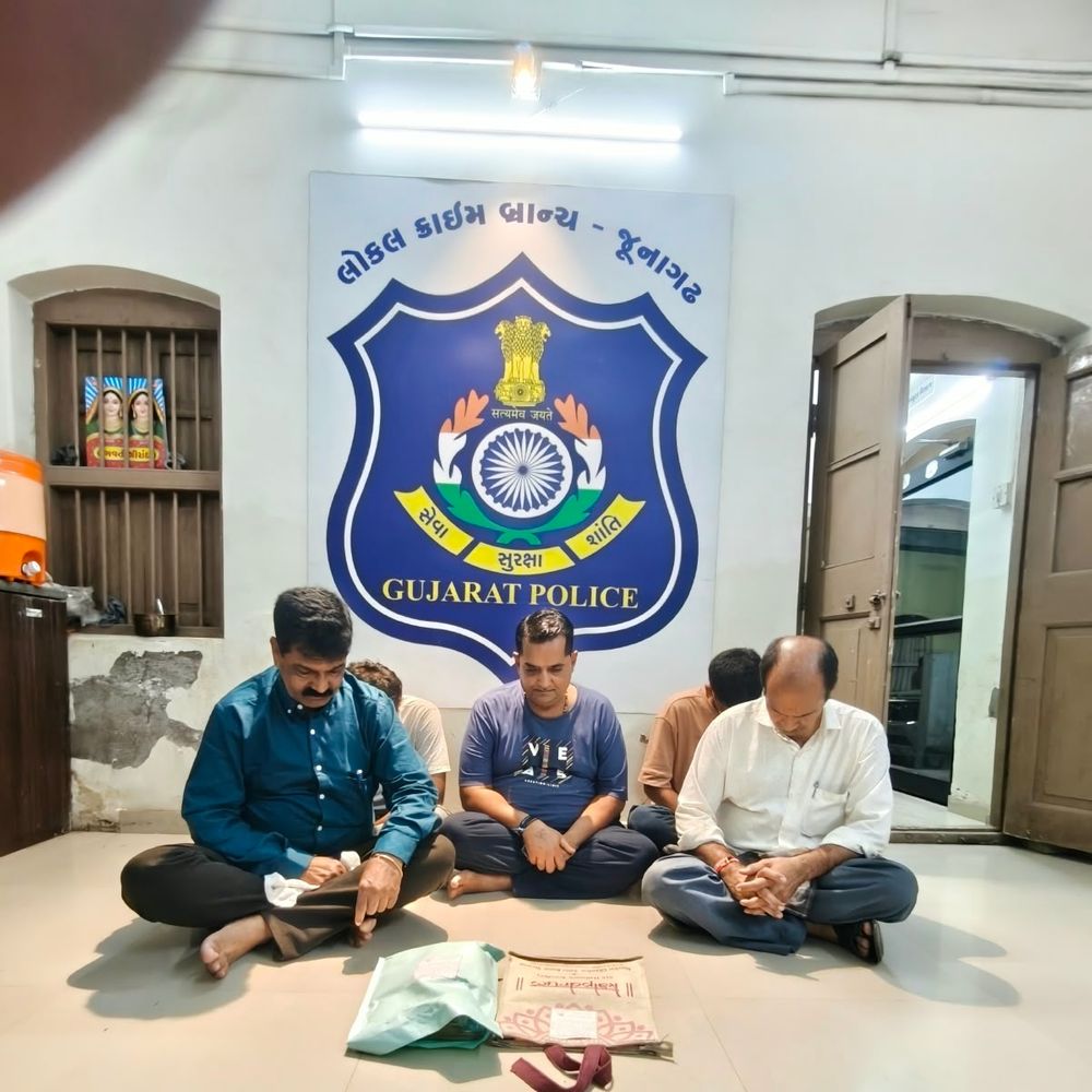 જૂનાગઢના મીરાનગરમાં જુગાર રમતા 5 વેપારીઓ સહિત 8 શખ્સોને ક્રાઇમ બ્રાન્ચે ઝડપ્યા