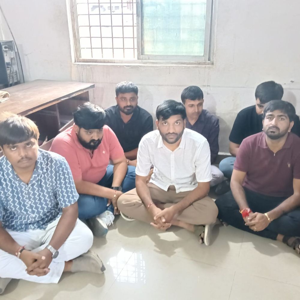 ટંકારાના લજાઈ ગામે રાઘવ પોલીમર્સ કારખાનામાં જુગાર રમતા 7 ઝડપાયા:રોકડ અને મોબાઈલ સહિત ₹2.93 લાખના મુદામાલ સાથે પોલીસે કાર્યવાહી કરી