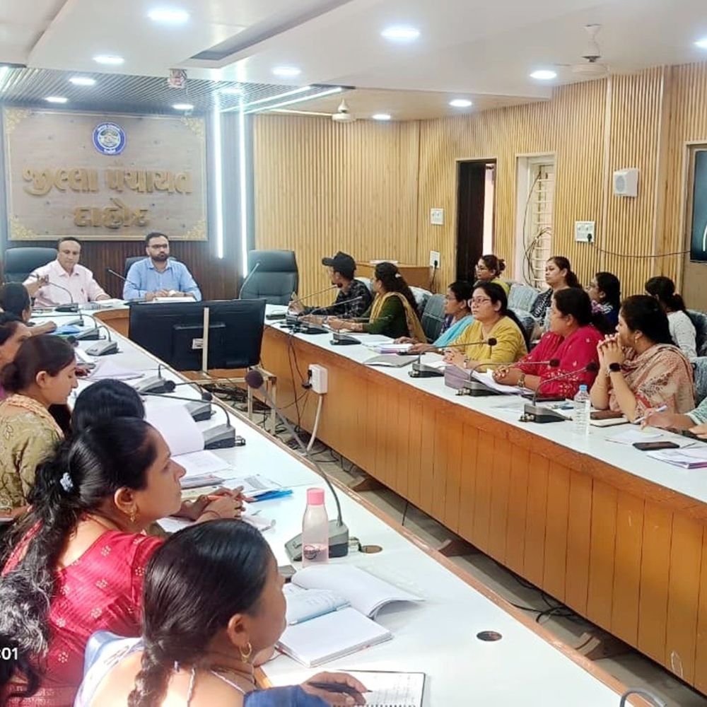 દાહોદ DDO એ ICDS યોજનાઓના સમયસર અમલ માટે કડક સૂચના:જિલ્લા પંચાયતની માસિક સમીક્ષા બેઠકમાં અસરકારક અમલીકરણ અને લાભ પહોંચાડવા ભાર