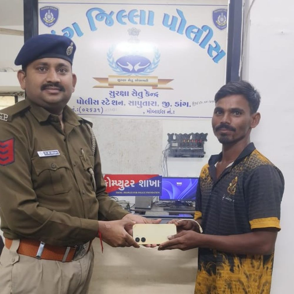 સાપુતારા પોલીસે 87,799ના 4 ગુમ મોબાઇલ પરત કર્યા:‘તેરા તુજકો અર્પણ’ પ્રોજેક્ટ હેઠળ મૂળ માલિકોને સોંપ્યા
