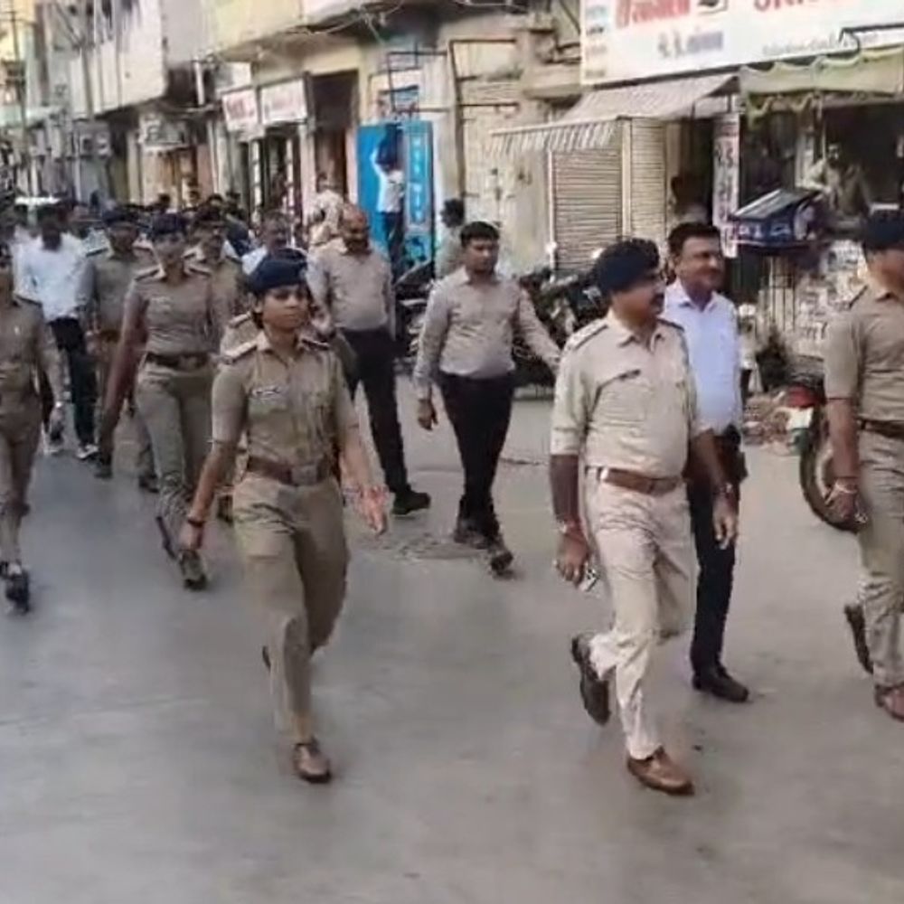 જન્માષ્ટમીને લઈ મોરબીમાં પોલીસનું ફૂટ પેટ્રોલિંગ:DYSP જે.એમ. આલની આગેવાનીમાં અધિકારીઓ-કર્મચારીઓએ શહેરમાં પેટ્રોલિંગ કર્યું