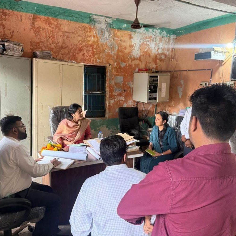 દાહોદ કલેક્ટર સુરભી ગૌતમનો કાળીગામમાં સરપ્રાઈઝ ચેકિંગ:સરકારી દફતરો ચકાસી ગ્રામજનોના પ્રશ્નો ઉકેલવા આદેશ આપ્યા