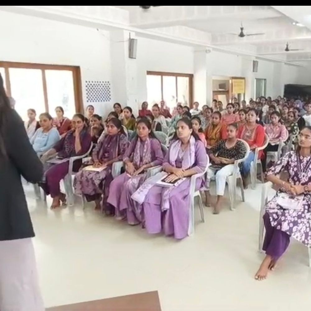 POSH-POCSO કાયદાકીય જાગૃતિ કાર્યક્રમ યોજાયો:ભરૂચની સત્યમ કોલેજમાં શિક્ષક દિન નિમિત્તે મહિલા-બાળકોને માર્ગદર્શન