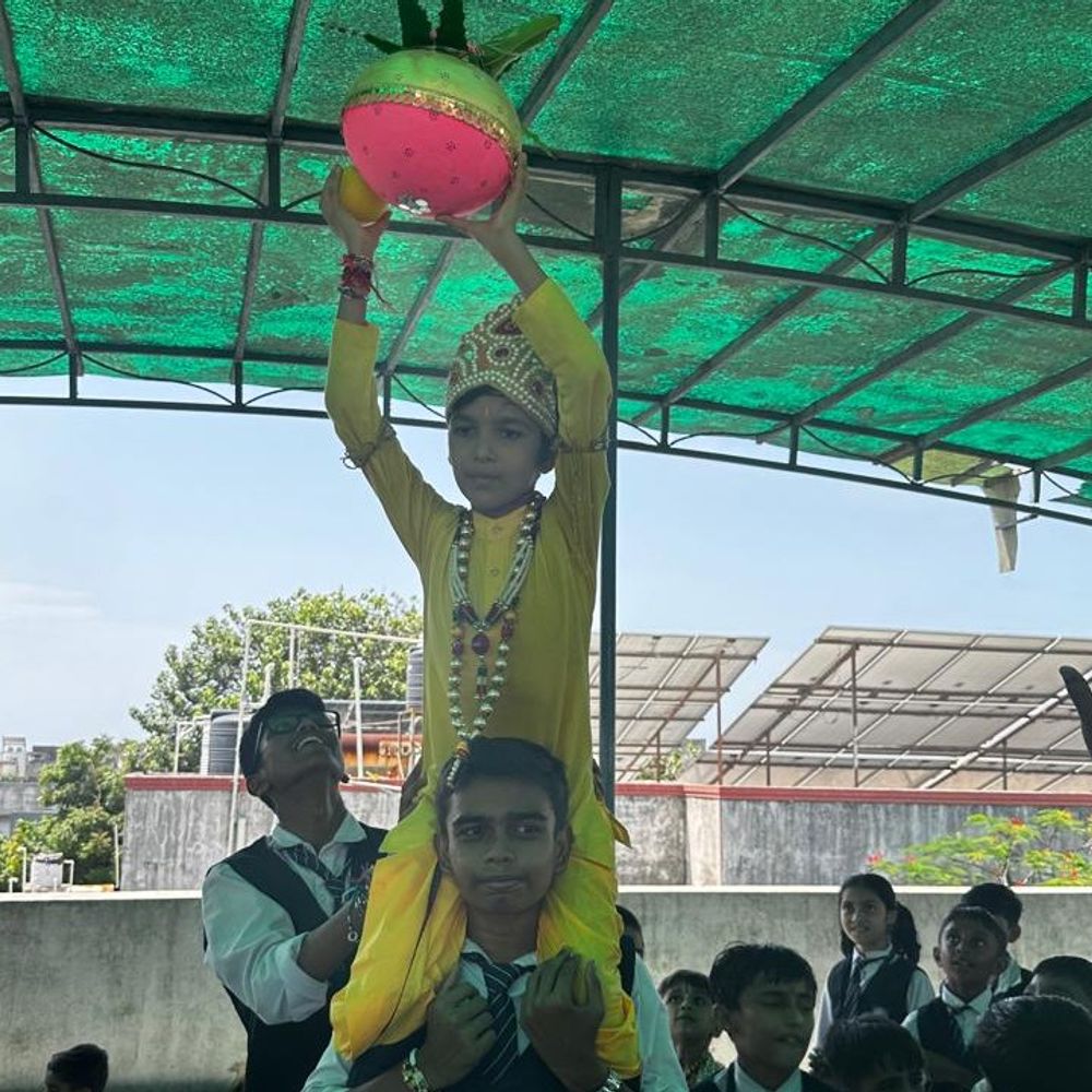વેરાવળની દર્શન શાળામાં જન્માષ્ટમીની ધામધૂમથી ઉજવણી:વિદ્યાર્થીઓ રાધા-કૃષ્ણ બન્યા, મટકી ફોડ અને રાસ-ગરબાનું આયોજન કરાયું