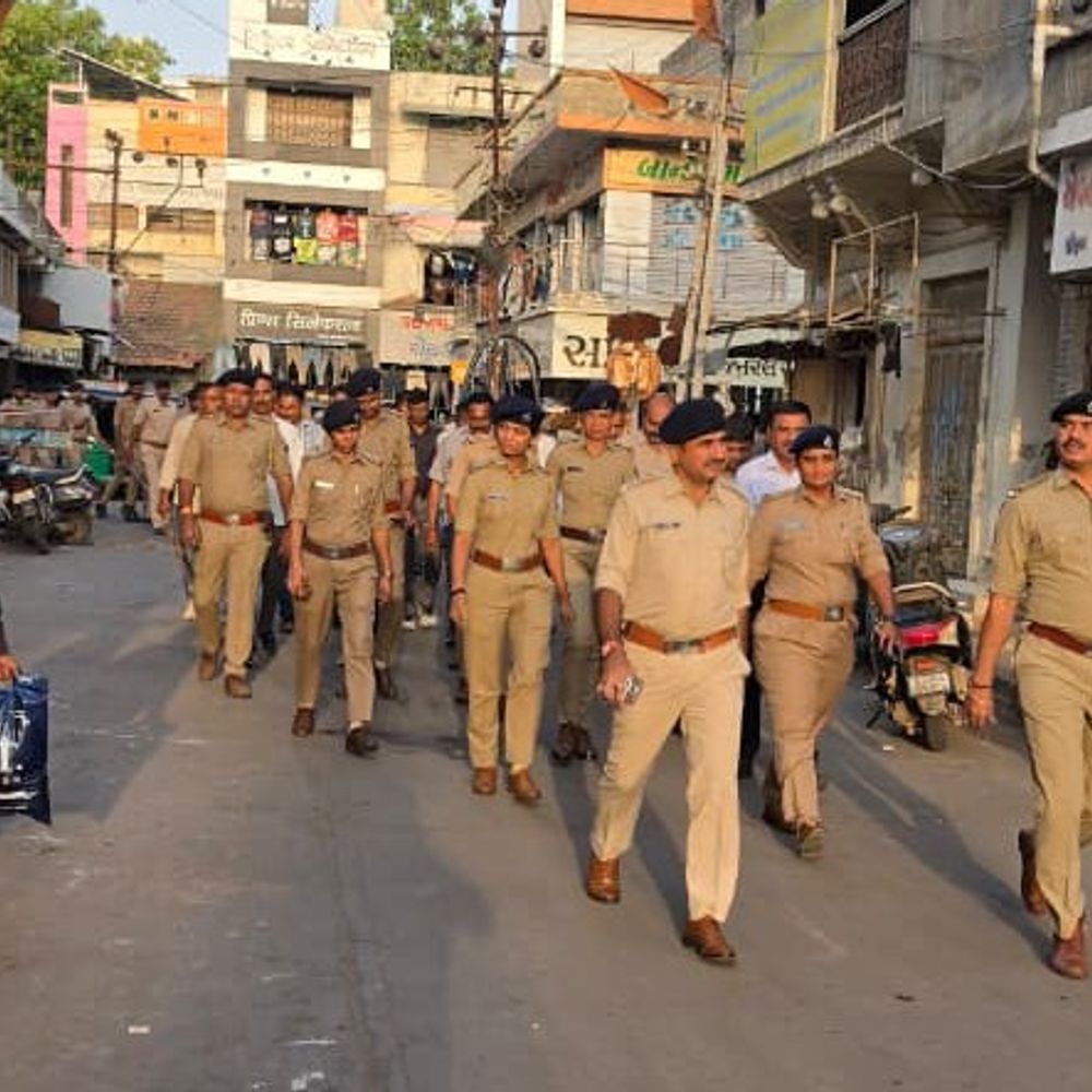 મોરબીમાં DySPની હાજરીમાં ફૂટ પેટ્રોલિંગ યોજાયું:જન્માષ્ટમીને ધ્યાને રાખીને શોભાયાત્રાના રૂટ પર અપાઈ જરૂરી સૂચનાઓ