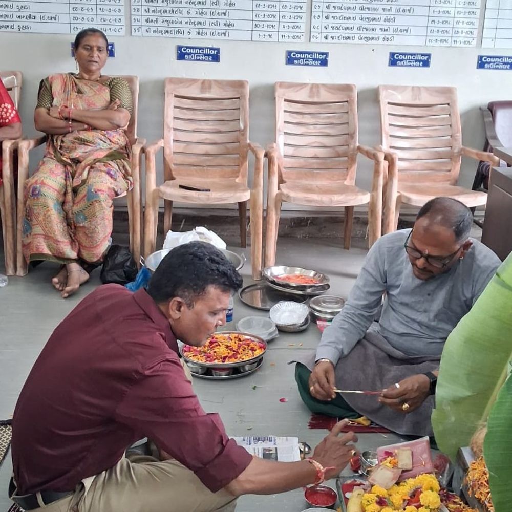 વેરાવળ-પાટણ નગરપાલિકાએ શ્રાવણ માસમાં સત્યનારાયણ કથા યોજી:પ્રમુખ નરેશ ગોહેલ સહિત પદાધિકારીઓ ઉપસ્થિત રહ્યા