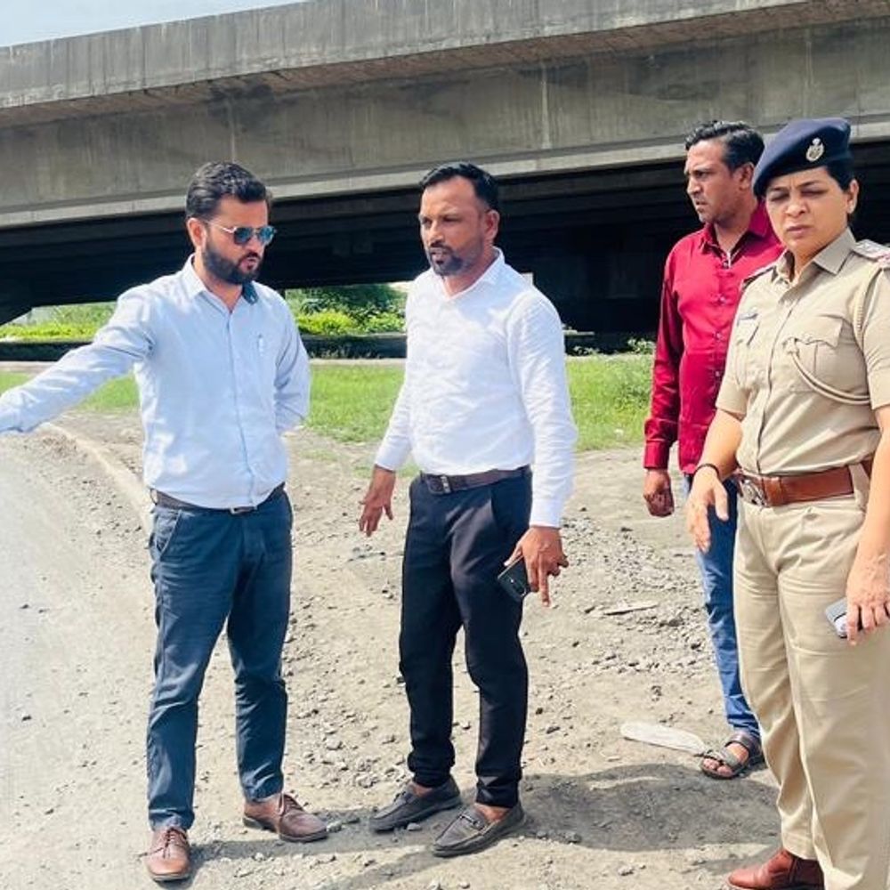 'સત્તાધારીઓ ચૂપ, અપક્ષ લડ્યો':હજીરા કાંઠા વિસ્તારના પ્રશ્નોને લઈ ધરણા, પોલીસ મધ્યસ્થી બાદ NHAI-પાણી પુરવઠા વિભાગે આપી ખાતરી