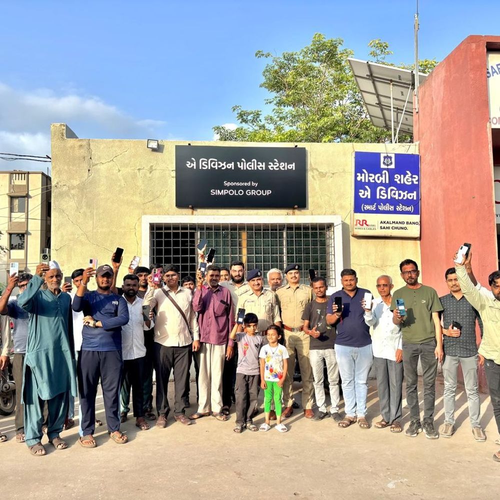 મોરબી પોલીસે 36 મોબાઈલ અને રોકડ સહિત લાખોનો મુદ્દામાલ પરત:“તેરા તુજકો અર્પણ” કાર્યક્રમ હેઠળ CEIR પોર્ટલ અને CCTVની મદદથી ગુમ થયેલો મુદ્દામાલ મળ્યો