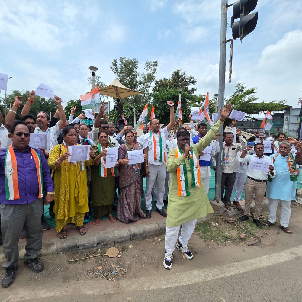 હિંમતનગરમાં કોંગ્રેસના ધરણા:ઉત્તરાખંડ ઘટના, છૂઆછૂતની રાજનીતિનો વિરોધ, રાષ્ટ્રીય નેતાઓ સામેના કેસ પરત ખેંચવાની માગ
