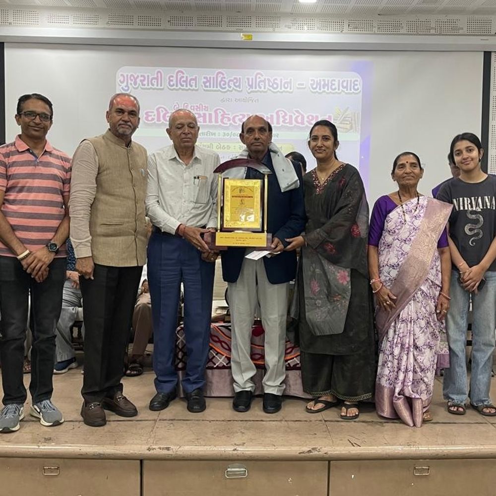 નિલેશ કાથડને પ્રતિષ્ઠિત 'કેસરબા' દલિત સાહિત્ય એવોર્ડ એનાયત.:દલિત સાહિત્ય પ્રતિષ્ઠાનના અધિવેશનમાં જૂનાગઢના જાણીતા કવિ અને લેખક નિલેશ કાથડ પ્રતિષ્ઠિત 'કેસરબા' એવોર્ડથી સન્માનિત થતાં શુભેચ્છા વર્ષા.