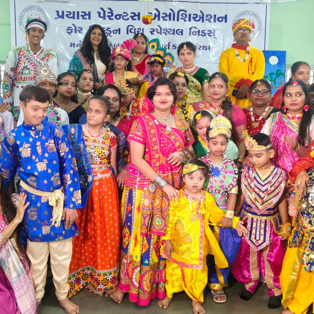 રાજકોટમાં મનોદિવ્યાંગ બાળકોનો અનોખો કૃષ્ણ જન્મોત્સવ:પ્રયાસ ફાઉન્ડેશનની દીકરીઓએ વાગ્યો રે ઢોલ પર પરફોર્મ કર્યુ, દીકરાઓએ કેડિયું પહેરી ગરબાની રમઝટ બોલાવી