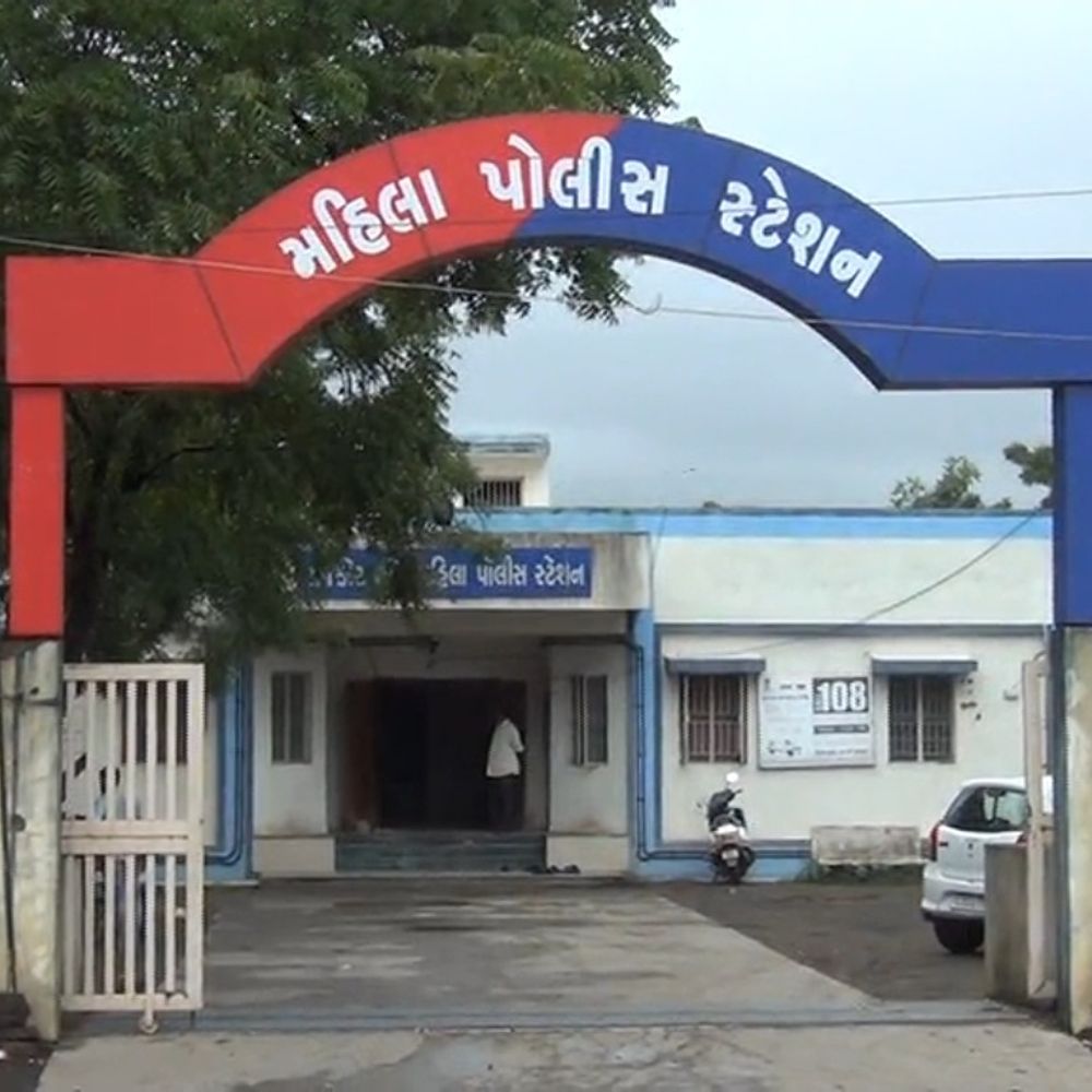 રિક્ષામાં ઉલટીનું નાટક કરી ચોરી કરનાર ઝડપાયો:નિંદ્રાધીન પત્નીનાં માથા પર પતિએ મોબાઇલનો છૂટો ઘા કરી ઢીકાપાટુનો માર માર્યો, 28 વર્ષીય યુવકે ગળેફાંસો ખાઈ આપઘાત કર્યો