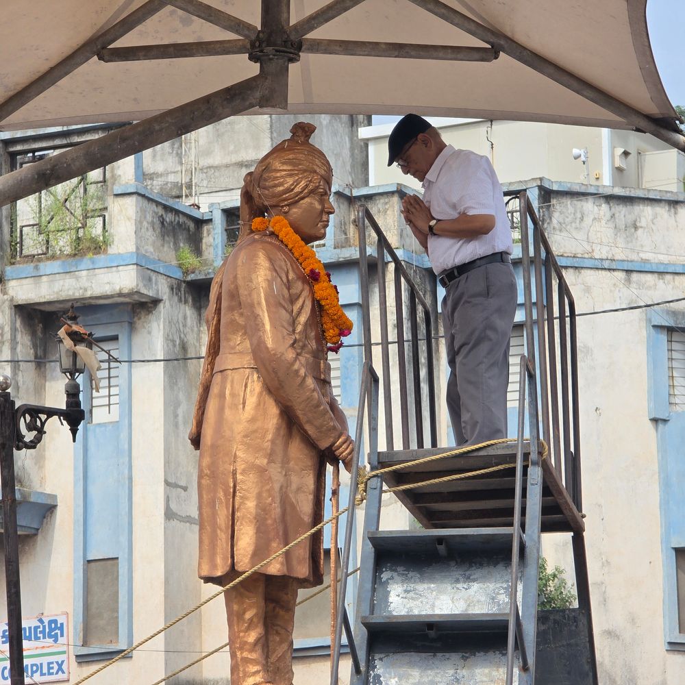 હિંમતનગરમાં મહારાજા હિંમતસિંહજીની 127મી જન્મજયંતી ઉજવાઈ:ન્યાય મંદિર પાસે પ્રતિમાને પાલિકા પ્રમુખે ફૂલહાર કર્યા; શિક્ષણ અને આરોગ્ય ક્ષેત્રે મહારાજાનું યોગદાન યાદ કરાયું