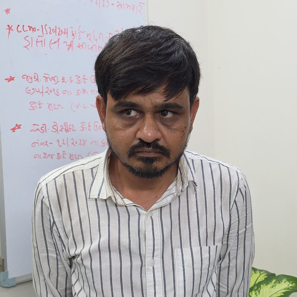 ‘મિસ્ટર નટવરલાલ’ સ્ટાઇલમાં ઠગાઈ કરતો શાતિર ઝડપાયો:બેંક કર્મચારીનો સ્વાંગ રચી રિક્ષા-ટેમ્પો ચાલકોને બનાવતો નિશાન, 31 શહેરોમાં 82 છેતરપિંડીની કબૂલાત