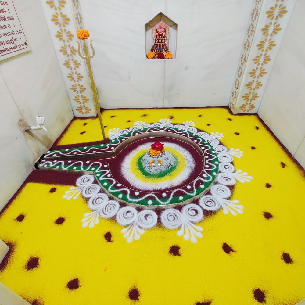 રાયગઢના વૈજનાથ મહાદેવને રાંધણ છઠે રંગોળીનો શણગાર:20 કિલો કલરનો ઉપયોગ કરી કરાયો વિશેષ શણગાર