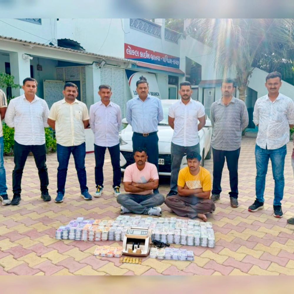 ભુજમાં 'એક લાખના પાંચ લાખ'ની લાલચ આપતા બે ઠગ ઝડપાયા:LCBએ કારમાંથી નોટોના બંડલ અને સોનાના બિસ્કિટ સાથે પકડ્યા