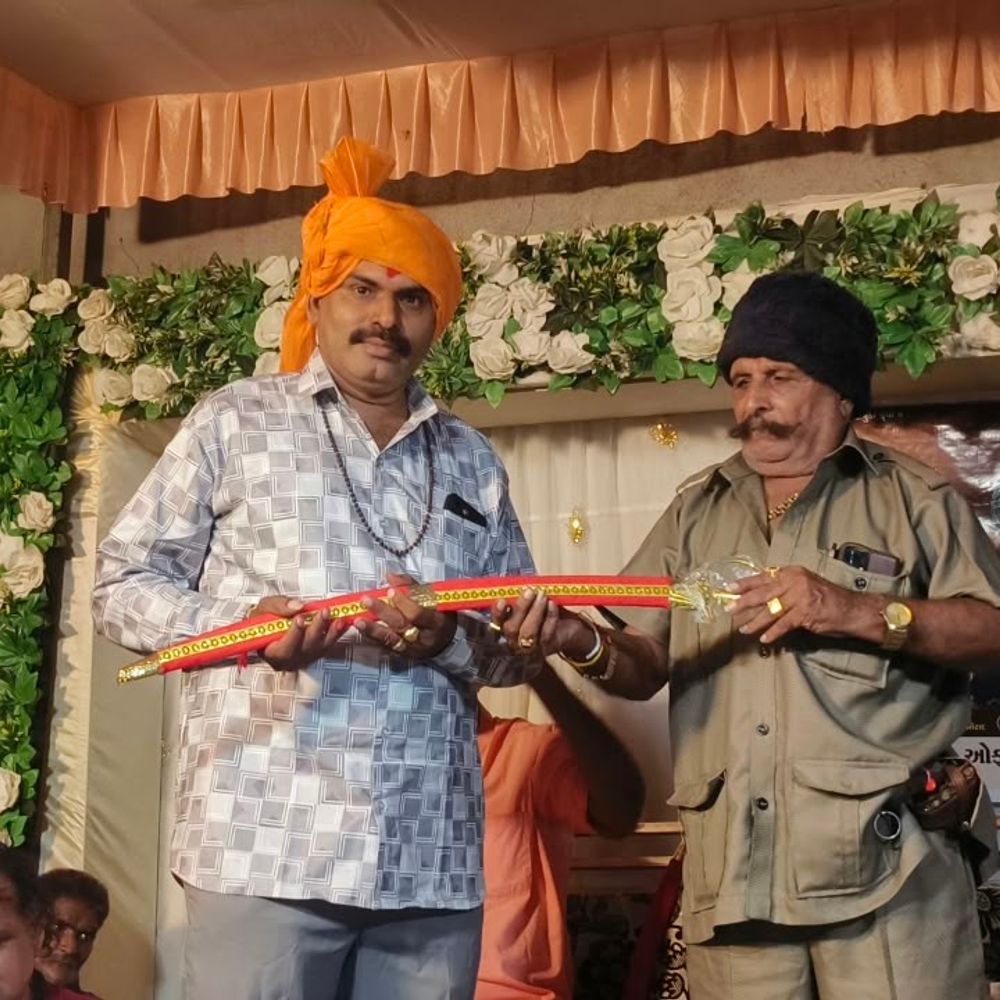 બોટાદમાં નાગપાંચમે મહાસુખાનંદ અને રમણીકભાઈ ભગતનું સન્માન:તુરખા રોડ પર ખેતલીયાદાદા મંદિરે લોકડાયરામાં રજવાડી સાફા અને તલવારો અર્પણ કરાઈ
