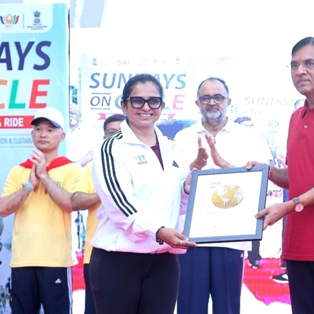 વલસાડના ડેન્ટિસ્ટ ડૉ. ભૈરવી જોષીને ‘વર્લ્ડ બાઇસિકલ ડે સર્ટિફિકેટ’ મળ્યું:કેન્દ્રીય મંત્રી મનસુખ માંડવિયાના હસ્તે આંતરરાષ્ટ્રીય એવોર્ડથી સન્માનિત કરાયા