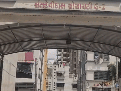 સુરતના સરથાણામાં ગેરકાયદે બાંધકામો પર પાલિકાનો સપાટો:રહીશોની રામધૂન અને ઉગ્ર વિરોધ, 2 સ્કૂલ સહિત 20 કોમર્શિયલ એકમો સીલ