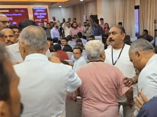 અમદાવાદમાં લોક દરબારમાં હોબાળો, VIDEO:ભાજપ ઉપાધ્યક્ષ ઝડફિયાને સ્ટેજ પરથી ઉતરી લોકોને સમજાવવા પડ્યા, મેયર હિતેશ બારોટ પણ હાજર