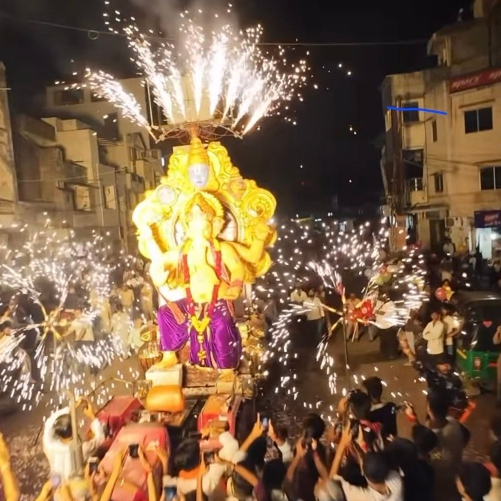 ગણેશ ચતુર્થી પૂર્વે ગોધરામાં ભવ્ય ઉજવણી:શિવ શક્તિ મંડળ દ્વારા બાપ્પાના આગમનના વધામણાં; યાત્રા ઢોલ-નગારા અને જયઘોષથી ભક્તિમય માહોલ