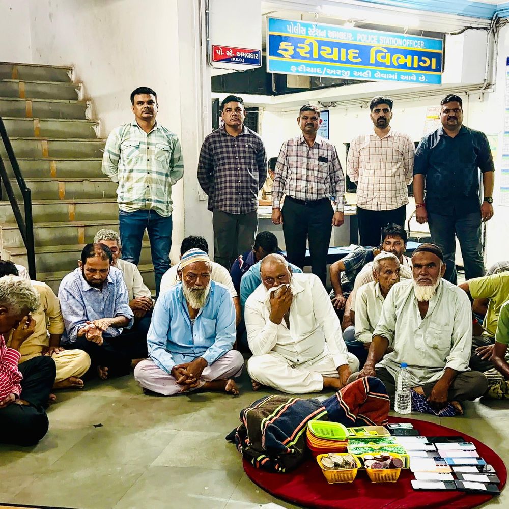 ટંકારીયામાં જુગારના અડ્ડા પર પોલીસનો દરોડો, 19 ઝડપાયા:રૂ. 500 એન્ટ્રી ફી અને કલાકનો ટેબલ ચાર્જ લેવાતો, રમવા માટે પ્લાસ્ટિકના ટોકન અપાતા; 2.42 લાખનો મુદ્દામાલ જપ્ત