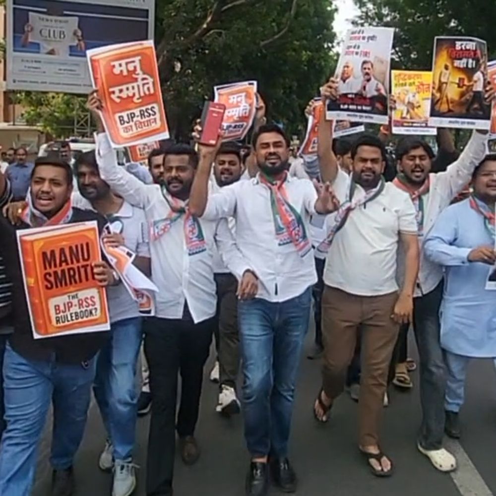 કોંગ્રેસ કાર્યકરો અમદાવાદમાં રસ્તા પર ઉતર્યા, પોલીસ દોડતી થઈ:રાહુલ ગાંધી સામે FIR વિરુદ્ધમાં પ્રદર્શન, બંધારણના પુસ્તક સાથે નારા લગાવ્યા, પોલીસે ટીંગાટોળી કરી