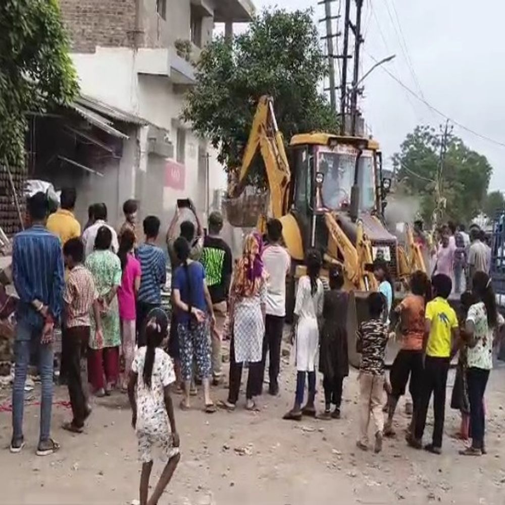 મનપા દ્વારા કુંભારવાડા મિલની ચાલી વિસ્તારમાં ડિમોલિશન:કાચા-પાકા અડચણરૂપ દબાણો દૂર કરી રોડ બનાવવાનો માર્ગ મોકળો કરાયો