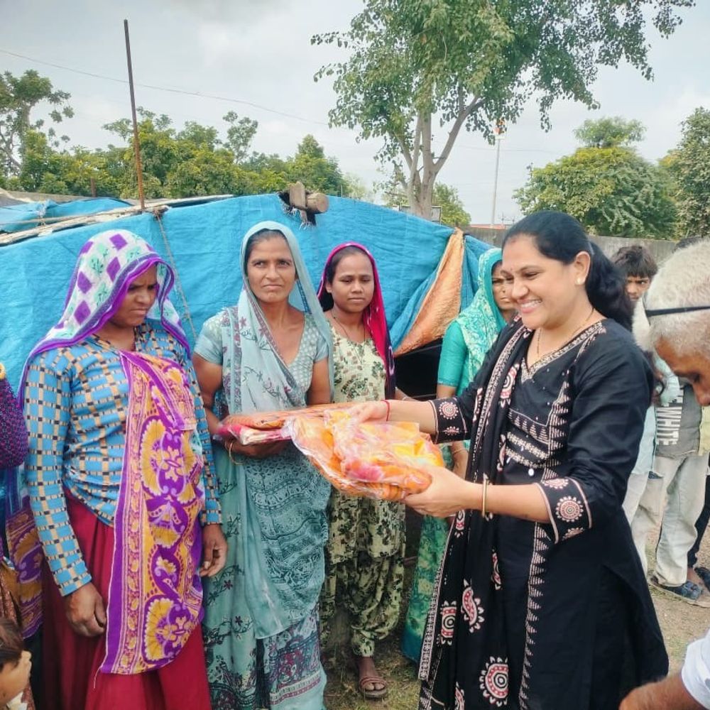 વઢવાણ કન્યા છાત્રાલયમાં 50 ગરીબ પરિવારોને સાડી-મીઠાઈ અપાઈ:સાતમ-આઠમનો તહેવાર સુધર્યો, પૂર્વ વિદ્યાર્થીનીએ કરી મદદ