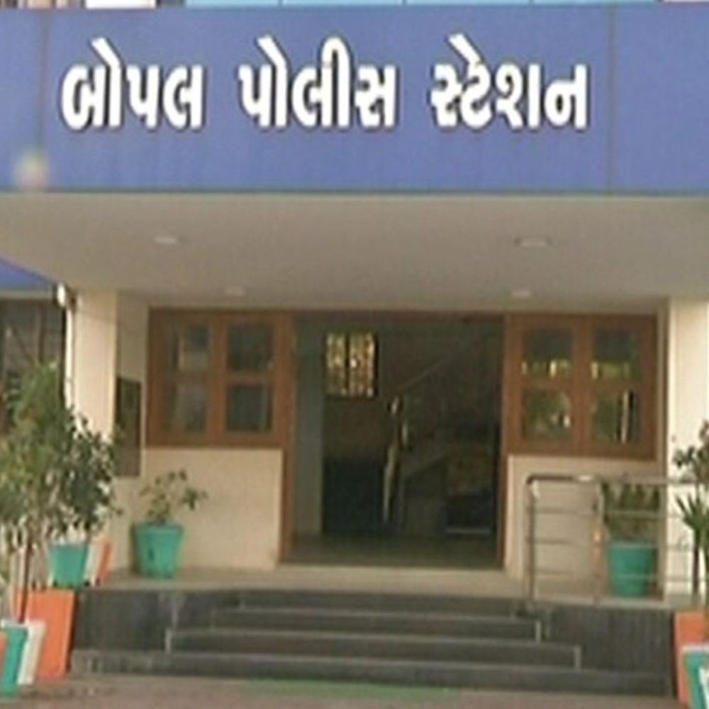 જન્માષ્ટમી પર્વે જુગાર રમતા લોકો સામે પોલીસની લાલ આંખ:શેલા ગામે લેબર કોલોની બહાર 12 જુગારીઓ ઝડપાયા, 3.11 લાખનો મુદ્દામાલ કબજે