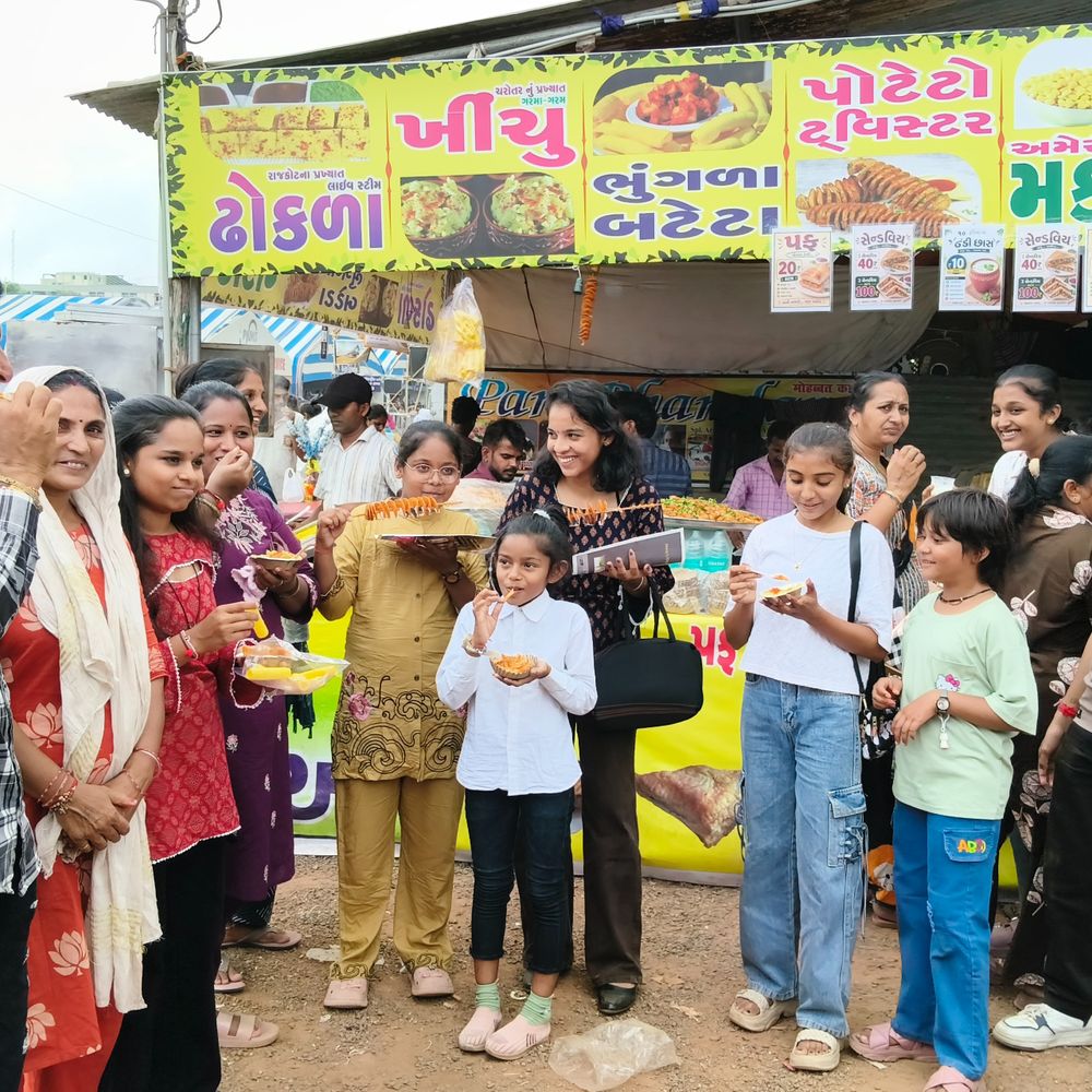 લોકમેળામાં ખાણીપીણીમાં ફૂડ કલરની મિલાવટથી કેન્સરનું જોખમ:રાજકોટના રેસકોર્સ મેદાનમાં અખાદ્ય પોટેટો ચિપ્સ, પોટેટો ટ્વિસ્ટર, તેલનો નાશ કરાયો: મહિલાએ કહ્યું - અહીં ભોજન આરોગવું તે મોતને નોતરું આપવા સમાન