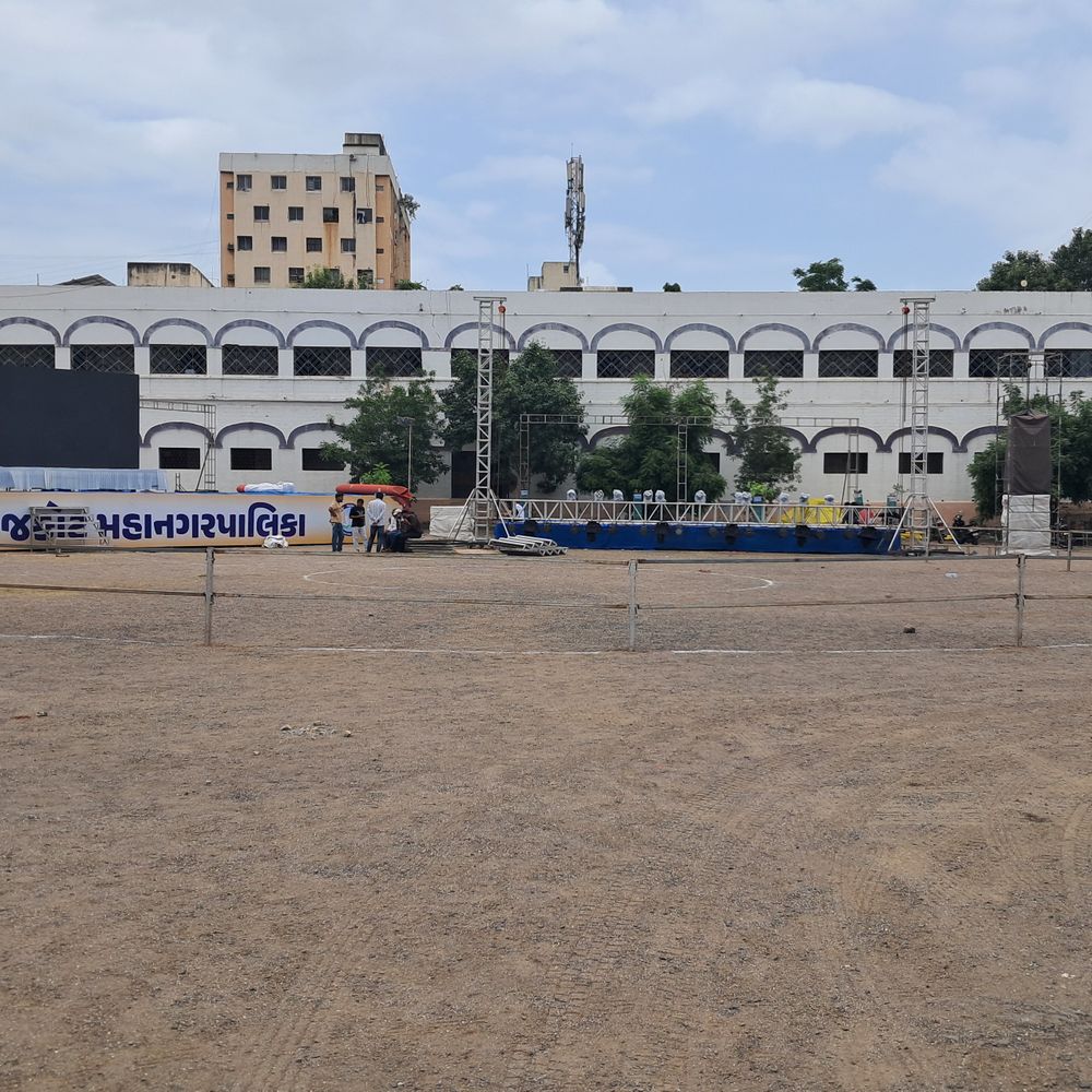 મટકીફોડની તડામાર તૈયારીઓ:રાજકોટ મનપા દ્વારા સૌપ્રથમ યોજાનાર કાર્યક્રમમાં કાલે ઓરકેસ્ટ્રા, સિદ્દીઓનો ધમાલ રાસ તેમજ લાઈવ ડીજે બનશે મુખ્ય આકર્ષણ, તમામ લોકોને પેટીસનો પ્રસાદ
