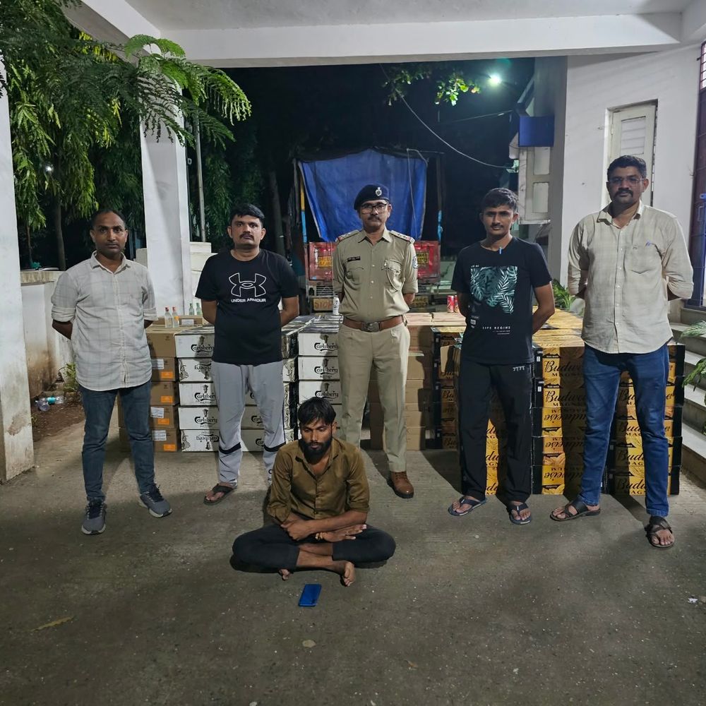 ચીખલી હાઇવે પરથી6.89 લાખનો દારૂ ભરેલો આઇસર પકડાયો:કુલ ₹26.92 લાખના મુદ્દામાલ સાથે એકની ધરપકડ, વડોદરા માલ મંગાવનાર સહિત 3 વોન્ટેડ