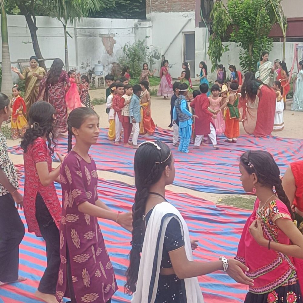 શ્રીજી વિદ્યામંદિરમાં બાળકોએ કૃષ્ણ-રાધા બની જન્માષ્ટમી ઉજવી:મટકીફોડ, રાસ-ગરબા અને 'નંદ ઘેર આનંદ ભયો' ના નાદથી શાળા ગુંજી ઉઠી