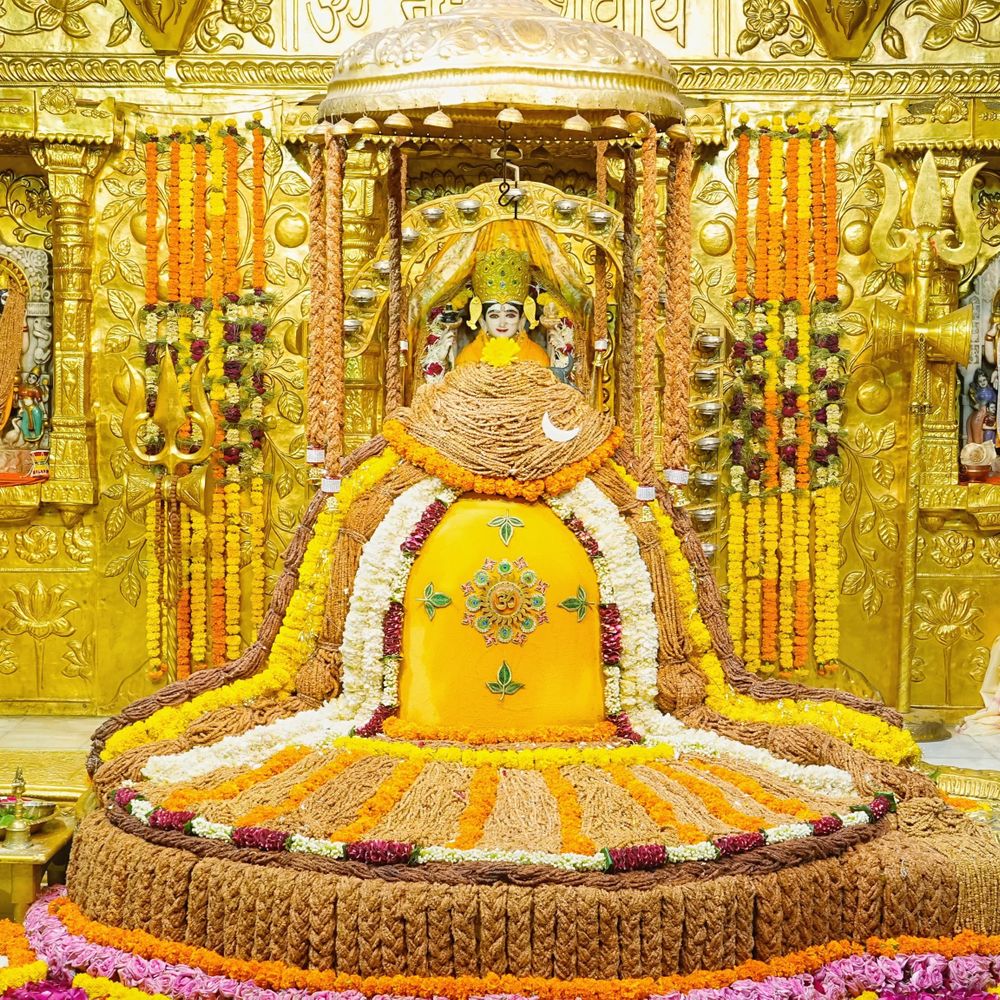 સોમનાથ મહાદેવને ચંદનલેપ અને બોરસલીનો વિશેષ શૃંગાર:પ્રથમ જ્યોતિર્લિંગમાં ભક્તોએ કર્યા દિવ્ય દર્શન, વિશ્વ શાંતિ માટે કરાયો શૃંગાર
