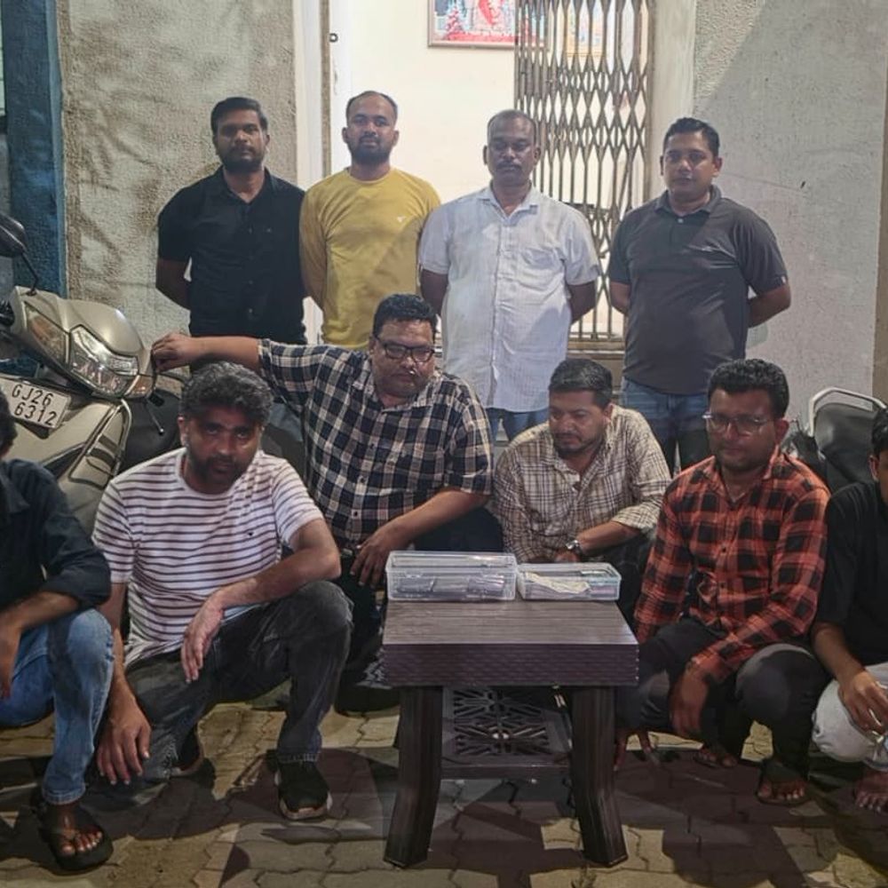 વીરપોરમાં ખેતરની બંગલીમાંથી જુગારધામ ઝડપાયું:LCB-પેરોલ સ્ક્વોડે 6 જુગારીઓને ₹1.71 લાખના મુદ્દામાલ સાથે પકડ્યા