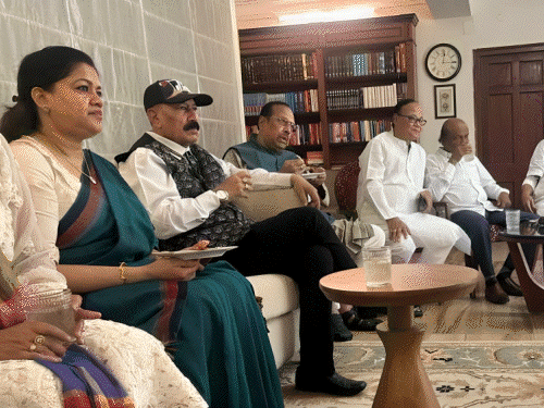 TMC બળવાખોરો 22 સપ્ટેમ્બર સુધીમાં અયોગ્યતા પર જવાબ આપશે:અભિષેક બેનર્જીની ફરિયાદ બાદ લોકસભા સ્પીકરનો નિર્ણય; 20 સાંસદો NCPIમાં જોડાયા હતા