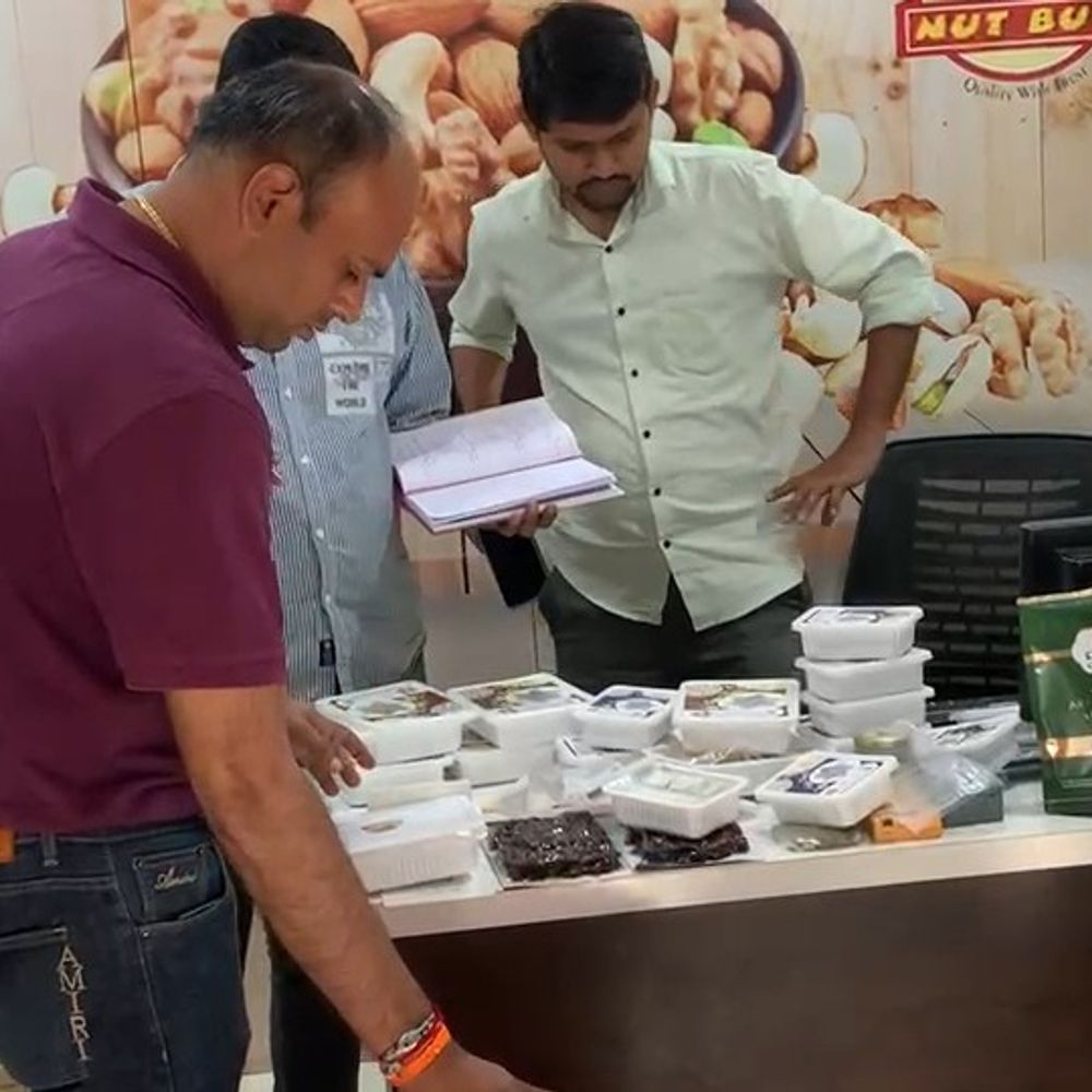 જામનગરમાં તહેવારો ટાણે ફૂડ શાખાનો સપાટો:રૂ.950 કિલોની કાજુ કતરીમાં ફૂગ નીકળતાં 11.5 કિલો જથ્થાનો નાશ, દંડ ફટકારાયો