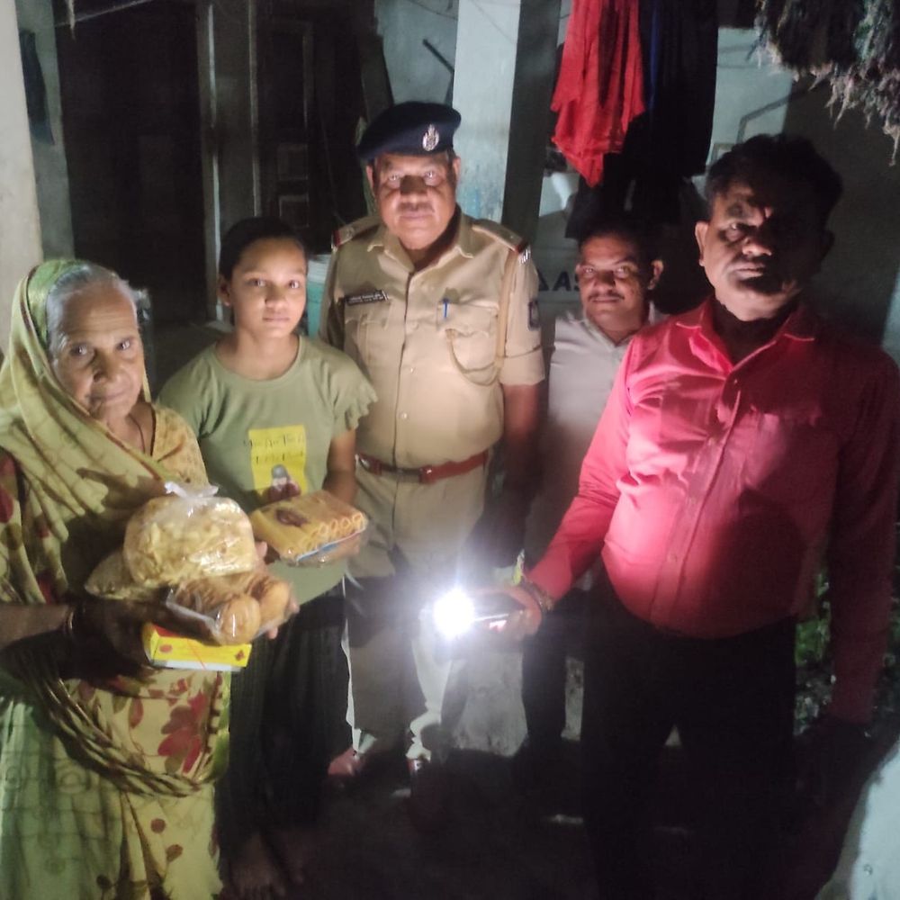 બોટાદમાં પોલીસે વડીલો સાથે શીતળા સાતમ-જન્માષ્ટમી ઉજવી:વેપારીઓના સહયોગથી મીઠાઈ વહેંચી, વડીલોના ચહેરા પર ખુશી જોવા મળી
