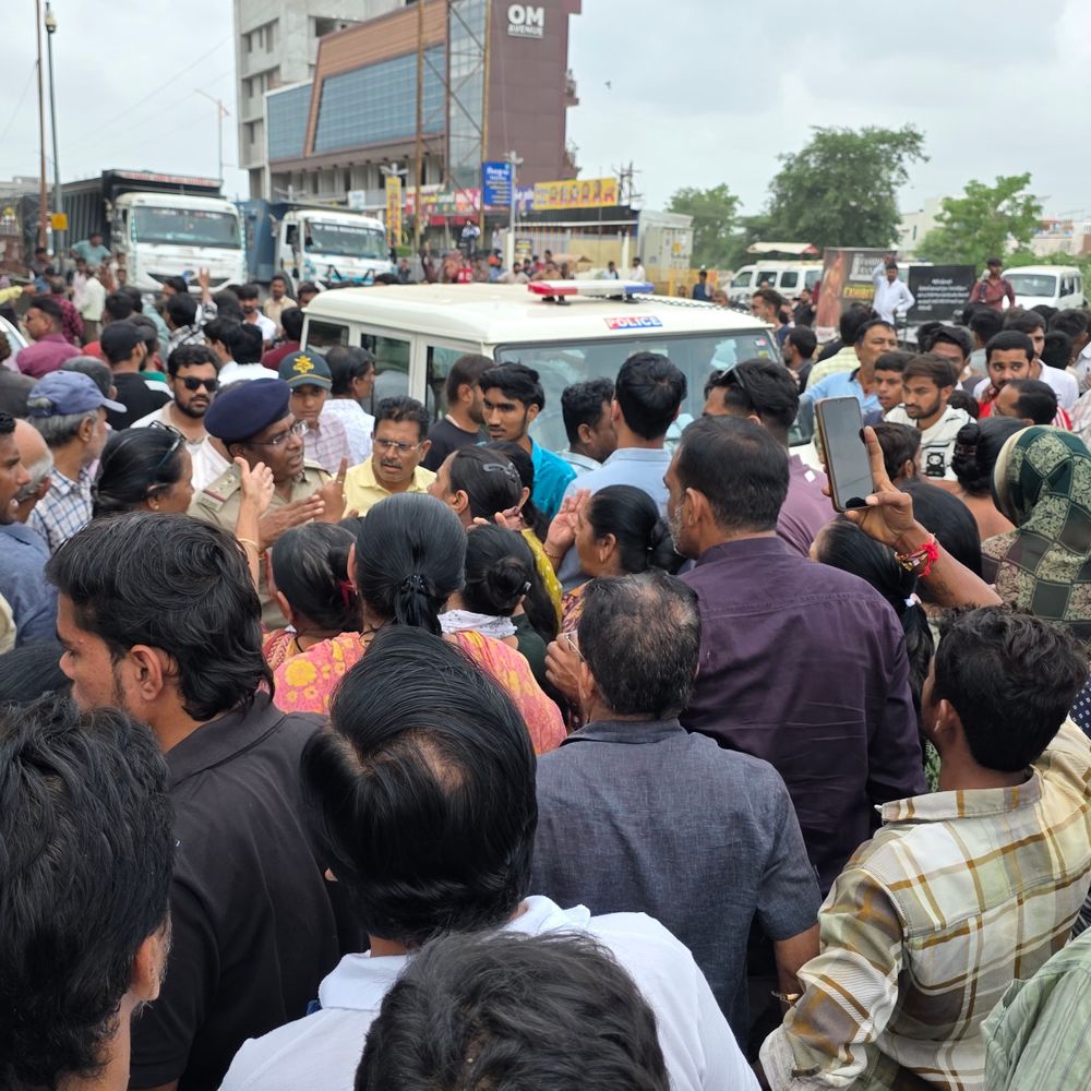 પાટણમાં ઉભરાતી ગટરથી તંગ આવી લોકોનો ચક્કાજામ:પદ્મનાથ ચોકડીની બન્ને તરફ 1કિમી લાંબી વાહનોની કતાર; ઉકેલ ન આવે તો આંદોલનની કિરિટ પટેલની ચેતવણી
