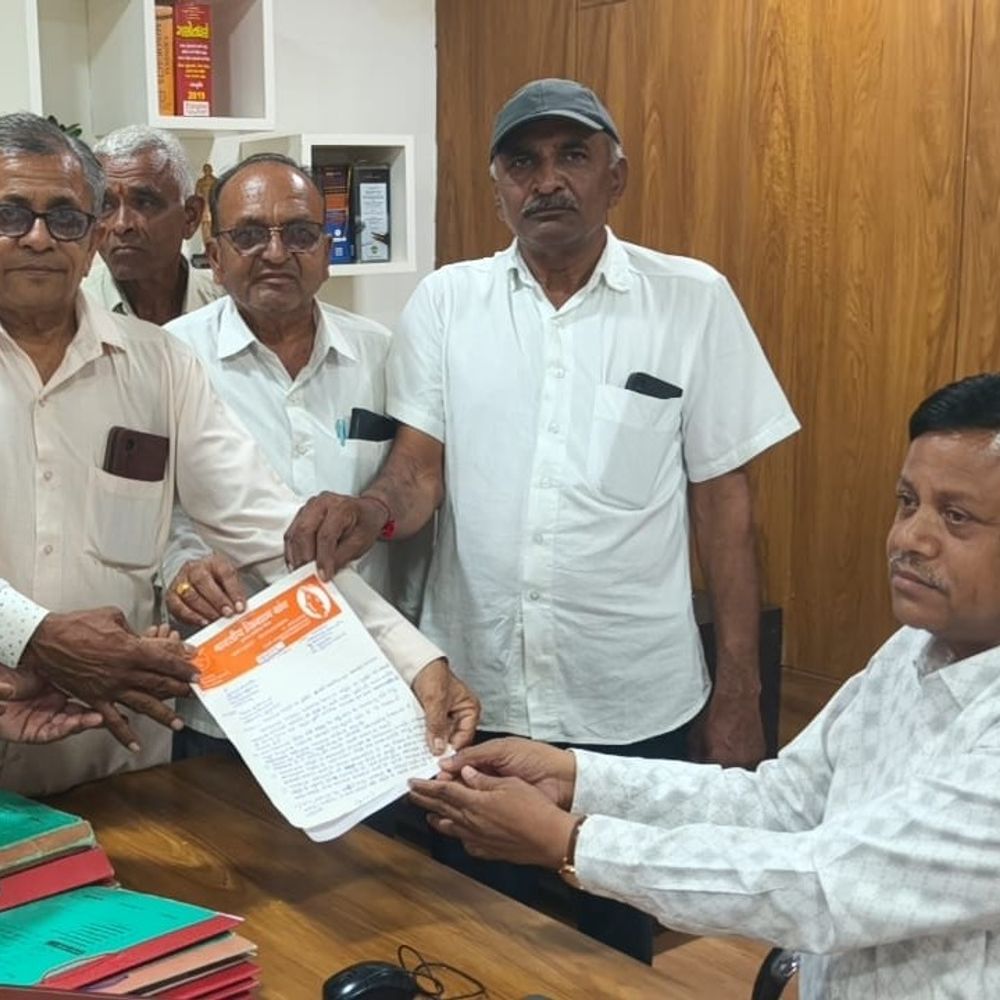 મહીસાગરમાં વરસાદ ખેંચાતા ખેડૂતો મેદાને:કલેક્ટરને આવેદનપત્ર આપી પાણી અને દુષ્કાળગ્રસ્ત જાહેર કરવાની માગ કરી