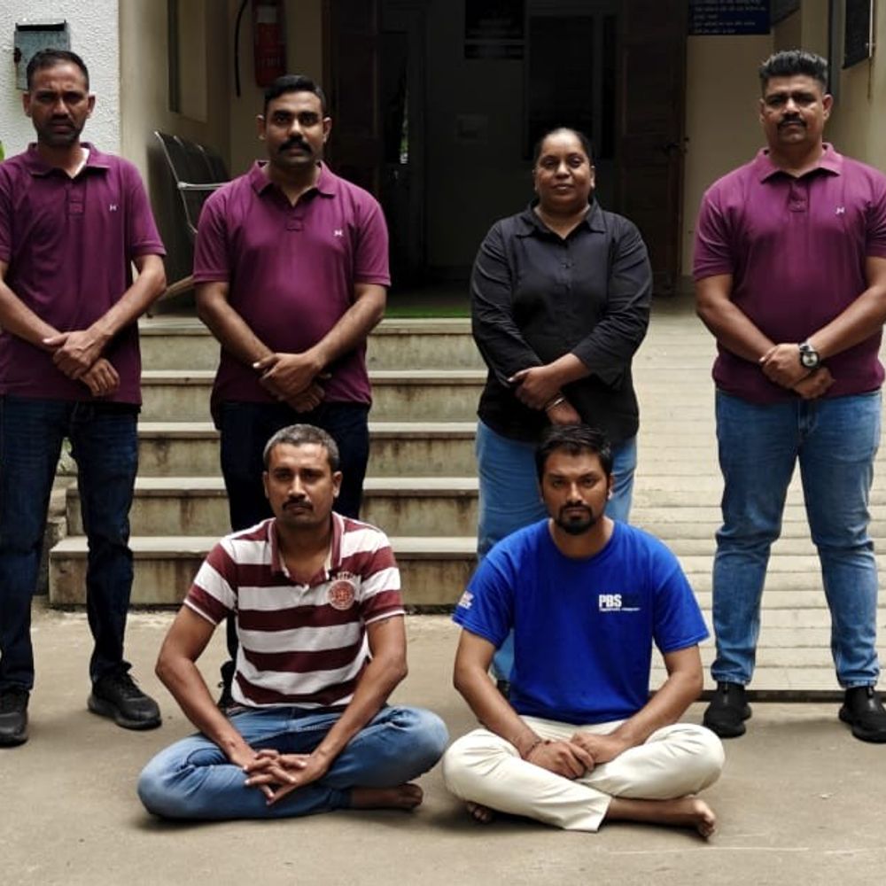 સાયબર ઠગાઈ માટે બેંક એકાઉન્ટ ભાડે આપતી ગેંગના 2 ઝડપાયા:નવસારીમાં ‘ઓપરેશન મ્યુલ હંટ’ અંતર્ગત કાર્યવાહી; ₹22 લાખથી વધુના શંકાસ્પદ ટ્રાન્ઝેક્શન મળ્યા