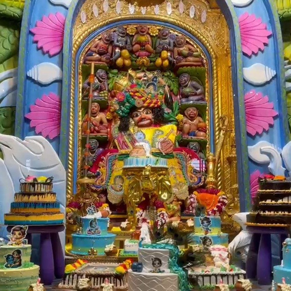 સાળંગપુર મંદિરે જન્માષ્ટમીની ભવ્ય ઉજવણી:કષ્ટભંજન હનુમાનજીને કૃષ્ણ થીમ પર શણગાર કરાયો, ગોવિંદા મંડળે 25 ફૂટ ઊંચી મટકી ફોડી
