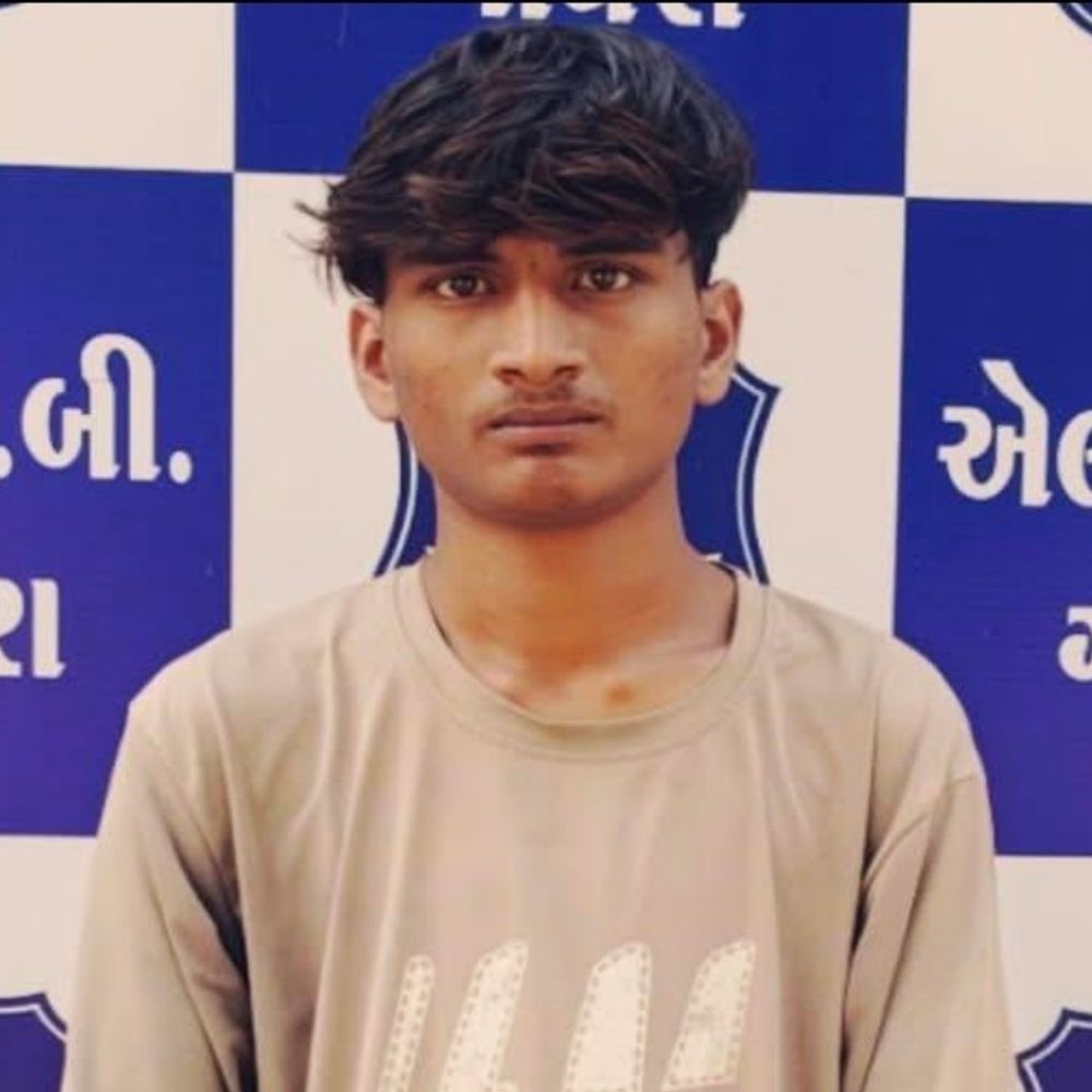 ગોધરાના સાંઈ મોટર્સ શો રૂમમાંથી ચોરાયેલી બાઈકનો આરોપી ઝડપાયો:પંચમહાલ-ગોધરા LCBએ ચોરીનો ભેદ ઉકેલી બાઈક પણ શોધી કાઢી