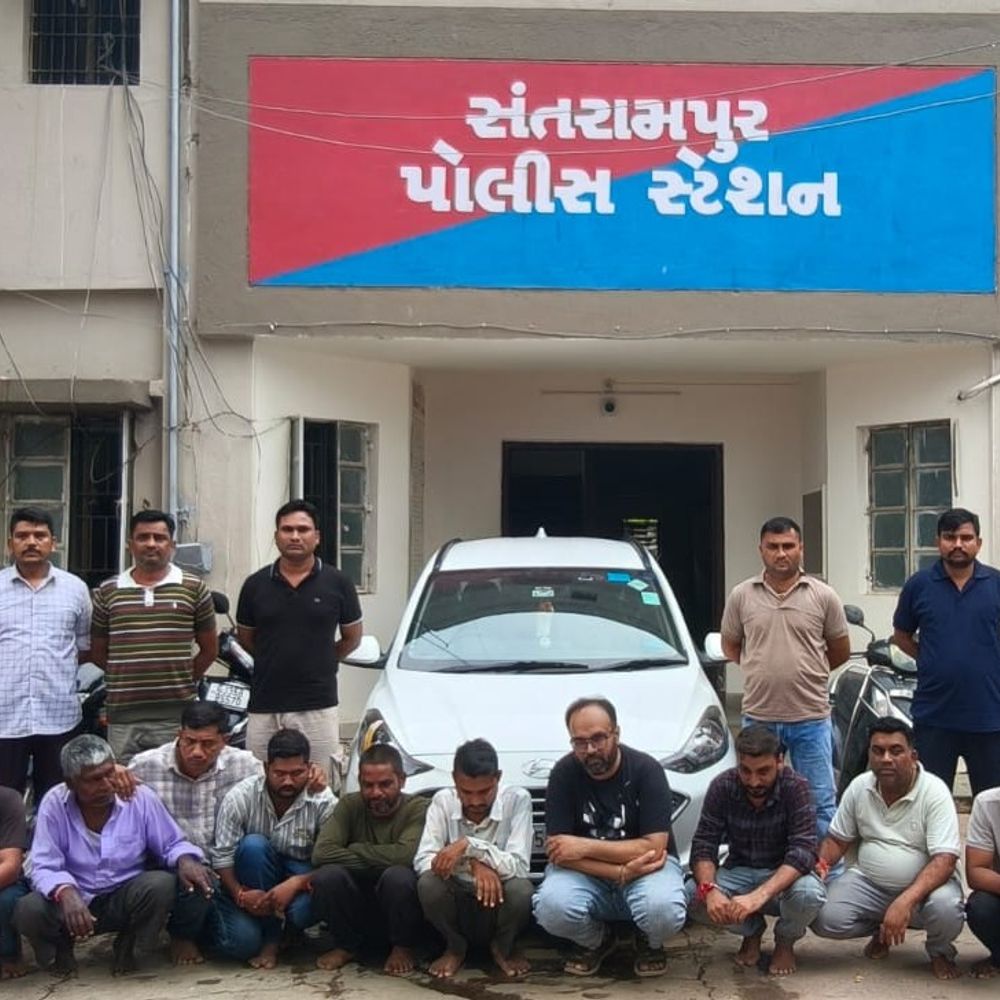 સંતરામપુરના સાગાવાડા ગામે જુગાર રમતા 10 લોકો પકડાયા:LCB પોલીસે રોકડ, મોબાઈલ અને વાહન સહિત 5.40 લાખનો મુદ્દામાલ જપ્ત કર્યો