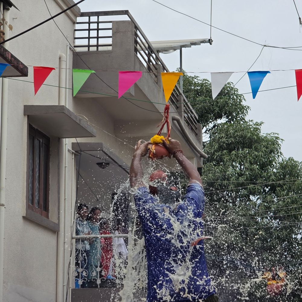 હિંમતનગરમાં 111 દહીંની મટકીઓ ફોડી જન્માષ્ટમી ઉજવાઈ:મોતીપુરાની 12થી વધુ સોસાયટીઓમાં 31મા વર્ષે ભવ્ય ઉત્સવ